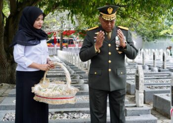 Kasdam IM, Brigjen TNI Yudha Fitri mendoakan para arwah Pahlawan saat menghadiri upacara Ziarah Nasional yang berlangsung di Taman Makam Pahlawan (TMP) Banda Aceh, Senin (10/11/2025).