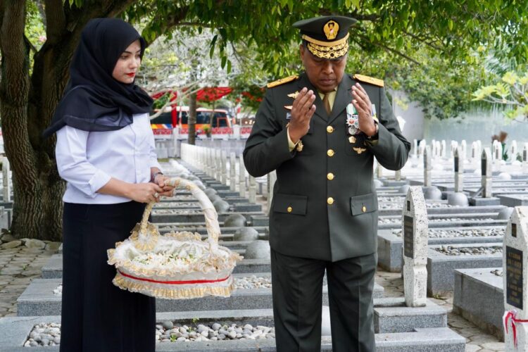 Kasdam IM Brigjen TNI Yudha Fitri mendoakan para arwah Pahlawan saat menghadiri upacara Ziarah Nasional yang berlangsung di Taman Makam Pahlawan TMP Banda Aceh Senin 10112025