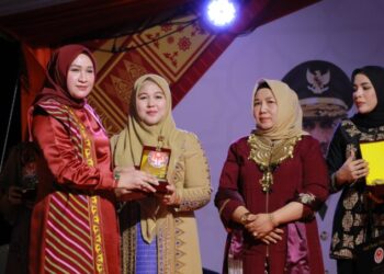 WhatsApp Image 2Ketua Dekranasda Aceh Besar Hj Rita Mayasari menerima plakat penghargaan dari Ketua Dekranasda Aceh Marlina Muzakir di Pasar Tani Lampineung Kecamatan Syiah Kuala Kota Banda Aceh Minggu 9112025 malam FOTO MC ACHE BESAR0251110 at 193526 KETIKKABARcom Ketua Dekranasda Aceh Besar Hj Rita Mayasari menerima plakat penghargaan dari Ketua Dekranasda Aceh Marlina Muzakir di Pasar Tani Lampineung Kecamatan Syiah Kuala Kota Banda Aceh Minggu 9112025 malam FOTO MC ACHE BESAR