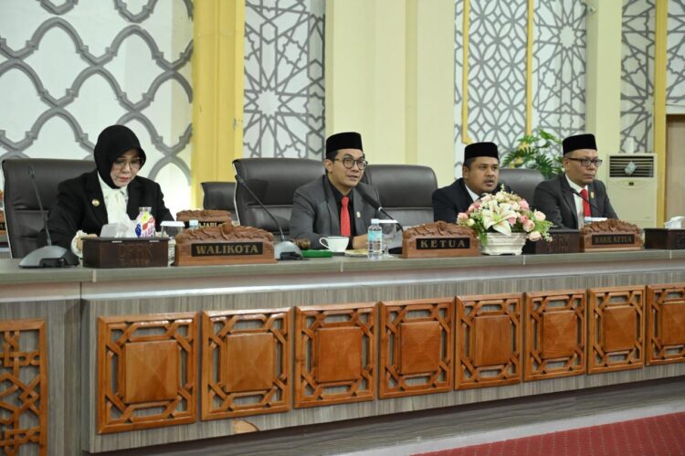 Ketua Dewan Perwakilan Rakyat Kota DPRK Banda Aceh Irwansyah ST tengah menyampaikan apresiasi dan rasa bangga kepada Kafilah MTQ Kota Banda Aceh yang baru saja kembali dari ajang MTQ ke 37 tingkat Provinsi Aceh di Pidie Jaya