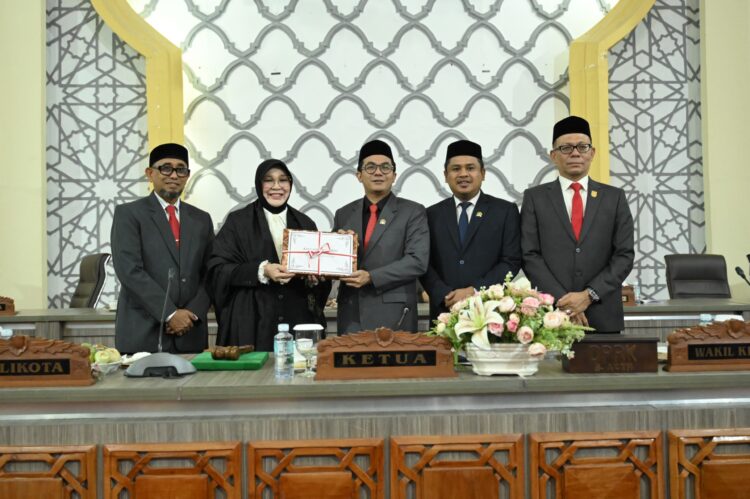 Ketua DPRK Banda Aceh Irwansyah ST menerima dokumen Raqan APBK Tahun 2026 dari Wali Kota Banda Aceh Illiza Saaduddin Djamal disaksikan oleh Wakil Ketua I Daniel Abdul Wahab Wakil Ketua II Dr Musriadi serta seluruh anggota DPRK Banda Aceh dalam rapat paripurna yang digelar di Lantai 4 Gedung DPRK Banda Aceh Senin 10112025