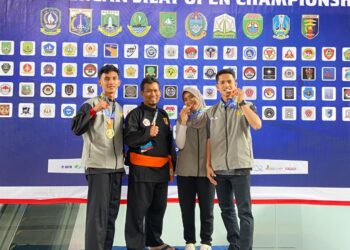 Dr. Fahrul Radhi, S.T., M.Pd., pendamping dan pelatih UKM Pencak Silat USK (dua dari kiri) serta Tiga mahasiswa USK usai menerima medali pada ajang 3rd Batam Pencak Silat Open Championship 2025 yang digelar di Batam, 5–10 November 2025, Batam.(10/11/2025).