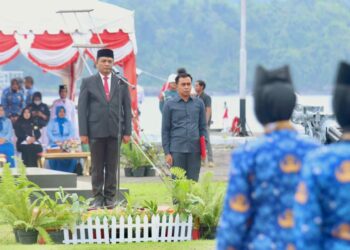 Sekretaris Daerah Kota Sabang, Andri Nourman, pimpin upacara peringatan Hari Pahlawan 2025 di Lapangan Dermaga Pangkalan TNI Angkatan Laut Sabang berlangsung khidmat pada Senin (10/11/2025)./Foto: HUMAS PEMKO SABANG