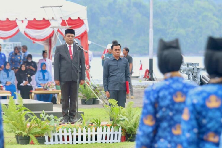 Sekretaris Daerah Kota Sabang Andri Nourman pimpin upacara peringatan Hari Pahlawan 2025 di Lapangan Dermaga Pangkalan TNI Angkatan Laut Sabang berlangsung khidmat pada Senin 10112025Foto HUMAS PEMKO SABANG KETIKKABARcom Sekretaris Daerah Kota Sabang Andri Nourman pimpin upacara peringatan Hari Pahlawan 2025 di Lapangan Dermaga Pangkalan TNI Angkatan Laut Sabang berlangsung khidmat pada Senin 10112025Foto HUMAS PEMKO SABANG
