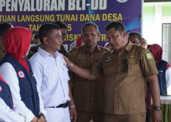Sekda Aceh Besar Bahrul Jamil SSos MSi, berdialog dengan tenaga medis pada pelaksanaan baksos dalam rangka peringatan HKN ke-61 tahun 2025, di Gampong Jantho Baru, Kecamatan Kota Jantho, Kabupaten Aceh Besar, Selasa (11/11/2025). FOTO/ MC ACEH BESAR