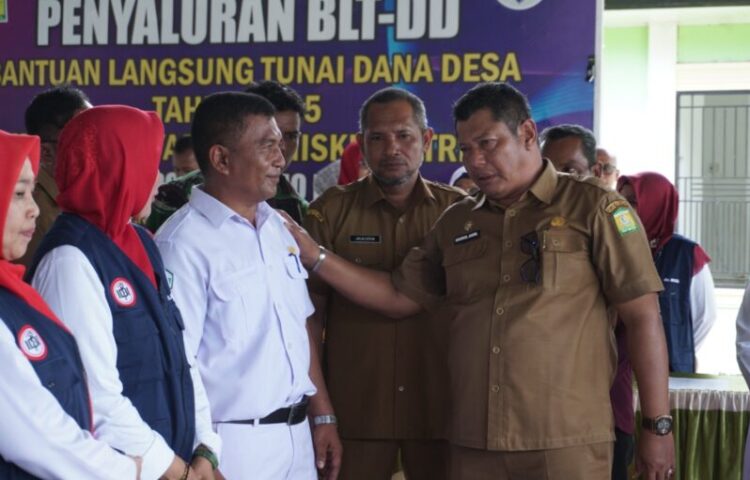 Sekda Aceh Besar Bahrul Jamil SSos MSi berdialog dengan tenaga medis pada pelaksanaan baksos dalam rangka peringatan HKN ke61 tahun 2025 di Gampong Jantho Baru Kecamatan Kota Jantho Kabupaten Aceh Besar Selasa 11112025 FOTO MC ACEH BESAR KETIKKABARcom Sekda Aceh Besar Bahrul Jamil SSos MSi berdialog dengan tenaga medis pada pelaksanaan baksos dalam rangka peringatan HKN ke 61 tahun 2025 di Gampong Jantho Baru Kecamatan Kota Jantho Kabupaten Aceh Besar Selasa 11112025 FOTO MC ACEH BESAR