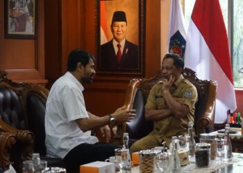 Gubernur Aceh, Muzakir Manaf melakukan silaturrahmi dengan Mendagri, Tito Karnavian di Ruang Kerja Mendagri, Jalan Medan Merdeka Utara, Jakarta Pusat, Selasa, (11/11/2025)