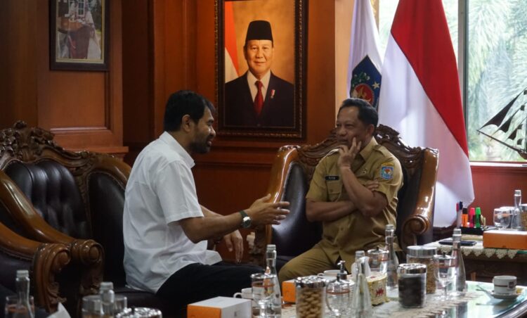 Gubernur Aceh Muzakir Manaf melakukan silaturrahmi dengan Mendagri Tito Karnavian di Ruang Kerja Mendagri Jalan Medan Merdeka Utara Jakarta Pusat Selasa 11112025
