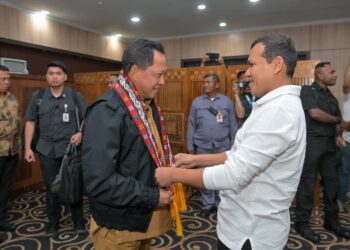 Wakil Gubernur Aceh H Fadhlullah SE didampingi pimpinan Forkopimda Aceh menyambut kedatangan Menteri Dalam Negeri Republik Indonesia Muhammad Tito Karnavian di Bandara Internasional Sultan Iskandar Muda SIM Aceh Besar Selasa 1111 KETIKKABARcom Wakil Gubernur Aceh H Fadhlullah SE didampingi pimpinan Forkopimda Aceh menyambut kedatangan Menteri Dalam Negeri Republik Indonesia Muhammad Tito Karnavian di Bandara Internasional Sultan Iskandar Muda SIM Aceh Besar Selasa 1111