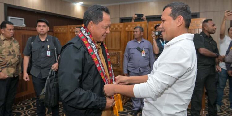 Wakil Gubernur Aceh H Fadhlullah SE didampingi pimpinan Forkopimda Aceh menyambut kedatangan Menteri Dalam Negeri Republik Indonesia Muhammad Tito Karnavian di Bandara Internasional Sultan Iskandar Muda SIM Aceh Besar Selasa 1111