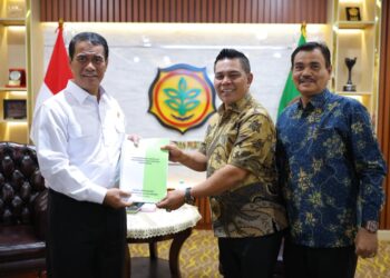 Bupati Aceh Besar H Muharram Idris (Syech Muharram) didampingi Kadis Pertanian Aceh Besar Jakfar SP MSi menyerahkan proposal bantuan sarana dan prasarana kepada Menteri Pertanian RI Andi Amran Sulaiman, di Gedung A Lantai 2, Kantor Kementerian Pertanian RI, Jakarta Selatan, Selasa (11/11/2025). FOTO/PROKOPIM PEMKAB ACEH BESAR