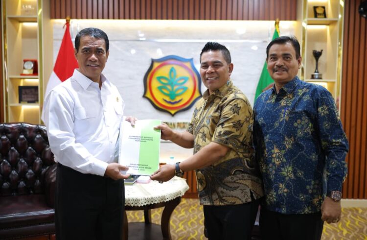 Bupati Aceh Besar H Muharram Idris Syech Muharram didampingi Kadis Pertanian Aceh Besar Jakfar SP MSi menyerahkan proposal bantuan sarana dan prasarana kepada Menteri Pertanian RI Andi Amran Sulaiman di Gedung A Lantai 2 Kantor Kementerian Pertanian RI Jakarta Selatan Selasa 11112025 FOTOPROKOPIM PEMKAB ACEH BESAR