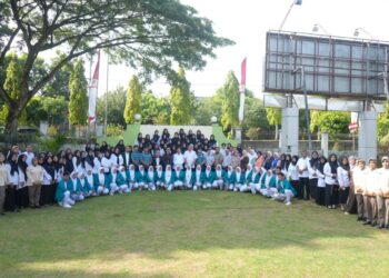 Wakil Wali Kota Sabang, Suradji Junus, berfoto bersama tenaga kesehatan usai memimpin Upacara Peringatan Hari Kesehatan Nasional ke-61 Tahun 2025 di Halaman Kantor Dinas Kesehatan dan Keluarga Berencana Kota Sabang, Rabu (12/11/2025). FOTO/Humas