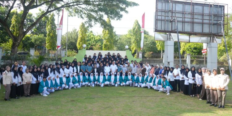 Wakil Wali Kota Sabang Suradji Junus berfoto bersama tenaga kesehatan usai memimpin Upacara Peringatan Hari Kesehatan Nasional ke61 Tahun 2025 di Halaman Kantor Dinas Kesehatan dan Keluarga Berencana Kota Sabang Rabu 12112025 FOTOHumas KETIKKABARcom Wakil Wali Kota Sabang Suradji Junus berfoto bersama tenaga kesehatan usai memimpin Upacara Peringatan Hari Kesehatan Nasional ke 61 Tahun 2025 di Halaman Kantor Dinas Kesehatan dan Keluarga Berencana Kota Sabang Rabu 12112025 FOTOHumas