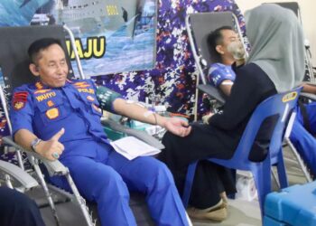 Dirpolairud Polda Aceh, Kombes Pol. Wahyu Prihatmaka, S.H., M.H., saat donor darah dalam rangka memperingati Hari Ulang Tahun (HUT) ke-75 Polairud tahun 2025 di Mako Ditpolairud Polda Aceh, Lampulo, Kota Banda Aceh, pada Rabu (12/11/2025)./Foto: HUMAS POLDA ACEH