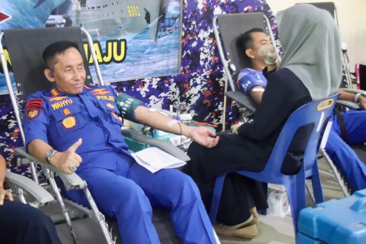 Dirpolairud Polda Aceh Kombes Pol Wahyu Prihatmaka SH MH saat donor darah dalam rangka memperingati Hari Ulang Tahun HUT ke 75 Polairud tahun 2025 di Mako Ditpolairud Polda Aceh Lampulo Kota Banda Aceh pada Rabu 12112025Foto HUMAS POLDA ACEH