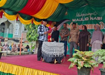 Ketua MPD Aceh Besar Prof Dr Mustanir MSc melantik para Komite SDN Neusok Teubalui di halaman SDN Neusok Teubalui Kecamatan Darul Kamal Kabupaten Aceh Besar Selasa 11112025 FOTO MC ACEH BESAR KETIKKABARcom Ketua MPD Aceh Besar Prof Dr Mustanir MSc melantik para Komite SDN Neusok Teubalui di halaman SDN Neusok Teubalui Kecamatan Darul Kamal Kabupaten Aceh Besar Selasa 11112025 FOTO MC ACEH BESAR