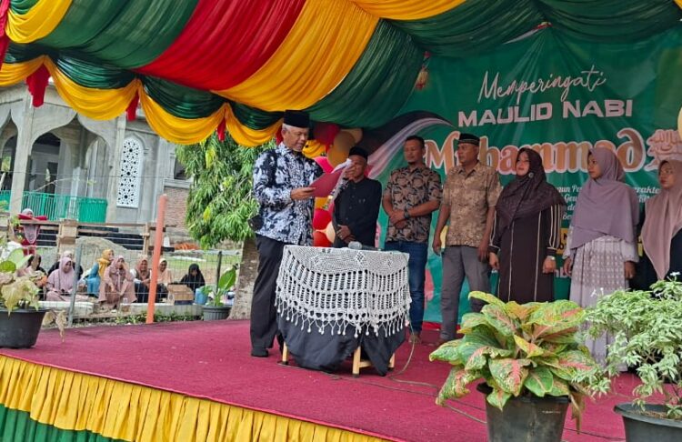 Ketua MPD Aceh Besar Prof Dr Mustanir MSc melantik para Komite SDN Neusok Teubalui di halaman SDN Neusok Teubalui Kecamatan Darul Kamal Kabupaten Aceh Besar Selasa 11112025 FOTO MC ACEH BESAR KETIKKABARcom Ketua MPD Aceh Besar Prof Dr Mustanir MSc melantik para Komite SDN Neusok Teubalui di halaman SDN Neusok Teubalui Kecamatan Darul Kamal Kabupaten Aceh Besar Selasa 11112025 FOTO MC ACEH BESAR