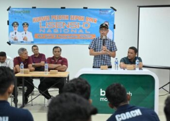 Wakil Ketua DPRK Banda Aceh, Dr. Musriadi, S.Pd., M.Pd., secara resmi menutup kegiatan Pelatihan Kursus Pelatih Sepak Bola Lisensi D Nasional yang diselenggarakan oleh Dinas Pemuda dan Olahraga (Dispora) Kota Banda Aceh. Rabu (12/11/2015).