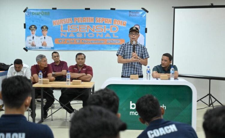 Wakil Ketua DPRK Banda Aceh Dr Musriadi SPd MPd secara resmi menutup kegiatan Pelatihan Kursus Pelatih Sepak Bola Lisensi D Nasional yang diselenggarakan oleh Dinas Pemuda dan Olahraga Dispora Kota Banda Aceh Rabu 12112015