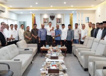 Ketua DPRA Zulfadli, didampingi pimpinan dan ketua fraksi DPRA, menerima dokumen KUA-PPAS Tahun Anggaran 2026 dari Ketua Tim Anggaran Pemerintah Aceh (TAPA) M. Nasir di ruang kerja Ketua DPR Aceh, Rabu (12/11/2025). FOTO/Humas DPRA