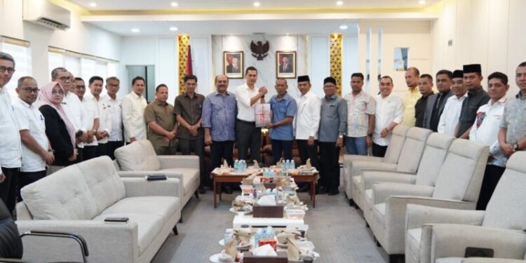 Ketua DPRA Zulfadli didampingi pimpinan dan ketua fraksi DPRA menerima dokumen KUAPPAS Tahun Anggaran 2026 dari Ketua Tim Anggaran Pemerintah Aceh TAPA M Nasir di ruang kerja Ketua DPR Aceh Rabu 12112025 FOTOHumas DPRA KETIKKABARcom Ketua DPRA Zulfadli didampingi pimpinan dan ketua fraksi DPRA menerima dokumen KUA PPAS Tahun Anggaran 2026 dari Ketua Tim Anggaran Pemerintah Aceh TAPA M Nasir di ruang kerja Ketua DPR Aceh Rabu 12112025 FOTOHumas DPRA