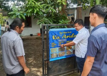 Camat Darul Kamal Husaini bersama Tim MC Diskominfo Aceh Besar menjajal gampong Kue Khas Aceh di Empee Trieng Kecamatan Darul Kamal, Aceh Besar, Rabu (12/11/2025). FOTO/MC ACEH BESAR