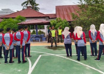 Babinsa Koramil 03/Delima Kodim 0102/Pidie memberikan pembekalan Wawasan Kebangsaan kepada para pelajar SMA Negeri 2 Delima di halaman sekolah, Kabupaten Pidie, Aceh, Kamis (13/11/2025)./Foto: HUMAS KODAM IM