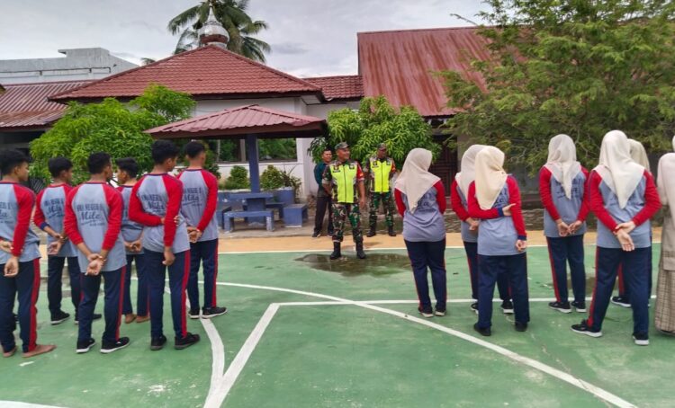 Babinsa Koramil 03Delima Kodim 0102Pidie memberikan pembekalan Wawasan Kebangsaan kepada para pelajar SMA Negeri 2 Delima di halaman sekolah Kabupaten Pidie Aceh Kamis 13112025Foto HUMAS KODAM IM KETIKKABARcom Babinsa Koramil 03Delima Kodim 0102Pidie memberikan pembekalan Wawasan Kebangsaan kepada para pelajar SMA Negeri 2 Delima di halaman sekolah Kabupaten Pidie Aceh Kamis 13112025Foto HUMAS KODAM IM