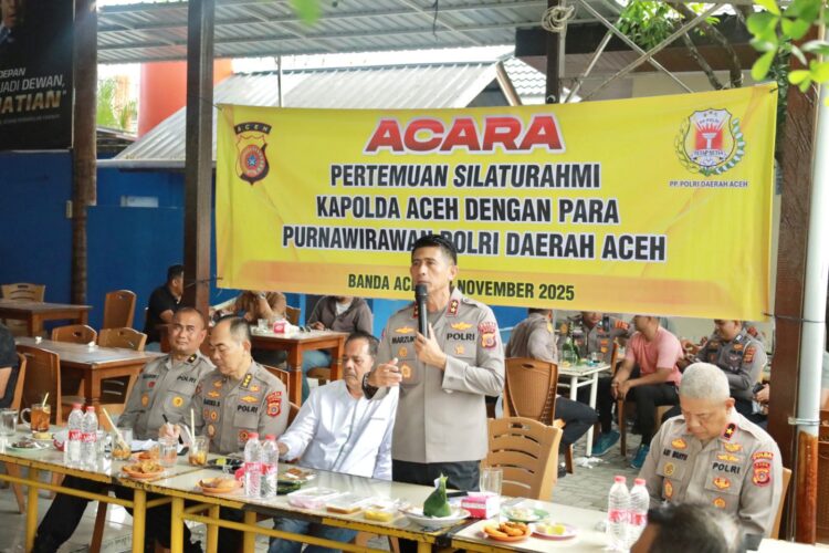 Kapolda Aceh Irjen Pol Drs Marzuki Ali Basyah saat memberi kata sambutan pada acara silaturahmi dengan keluarga besar PP Polri Aceh dan Dian Kemala di salah satu warung kopi kawasan Lambhuk Kota Banda Aceh pada Kamis 13112025Foto HUMAS POLDA ACEH