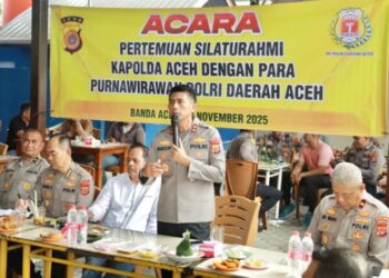 Kapolda Aceh Irjen Pol. Drs. Marzuki Ali Basyah saat memberi kata sambutan pada acara silaturahmi dengan keluarga besar PP Polri Aceh dan Dian Kemala di salah satu warung kopi kawasan Lambhuk, Kota Banda Aceh, pada Kamis (13/11/2025)./Foto: HUMAS POLDA ACEH