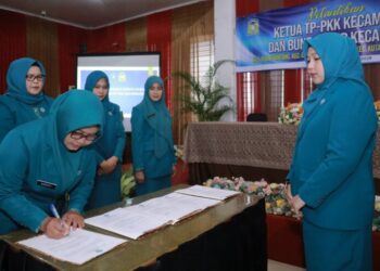 Bunda PAUD Aceh Besar Hj Rita Mayasari menandatangani SK Bunda PAUD kecamatan, di Gedung Dekranasda Aceh Besar, Gani, Kecamatan Ingin Jaya, Kabupaten Aceh Besar, Kamis (13/11/2025). FOTO/ MC ACEH BESAR