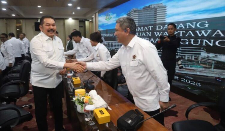 Jaksa Agung Republik Indonesia ST Burhanuddin menerima kunjungan Ketua Umum Persatuan Wartawan Indonesia PWI Pusat Akhmad Munir beserta jajaran pengurus di Lantai 11 Gedung Kejaksaan Agung Jakarta Kamis 13112025 KETIKKABARcom Jaksa Agung Republik Indonesia ST Burhanuddin menerima kunjungan Ketua Umum Persatuan Wartawan Indonesia PWI Pusat Akhmad Munir beserta jajaran pengurus di Lantai 11 Gedung Kejaksaan Agung Jakarta Kamis 13112025