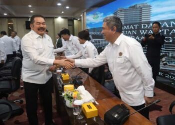 Jaksa Agung Republik Indonesia ST Burhanuddin menerima kunjungan Ketua Umum Persatuan Wartawan Indonesia PWI Pusat Akhmad Munir beserta jajaran pengurus di Lantai 11 Gedung Kejaksaan Agung Jakarta Kamis 13112025