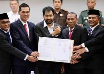 Gubernur Aceh, Muzakir Manaf, didampingi Sekretaris Daerah Aceh, M. Nasir, S.IP., MPA., bersama Pimpinan DPRA menandatangani Berita Acara Persetujuan Bersama terhadap KUA dan PPAS Aceh Tahun Anggaran 2026, di Ruang Serbaguna DPR Aceh, Jumat (14/11/2025).