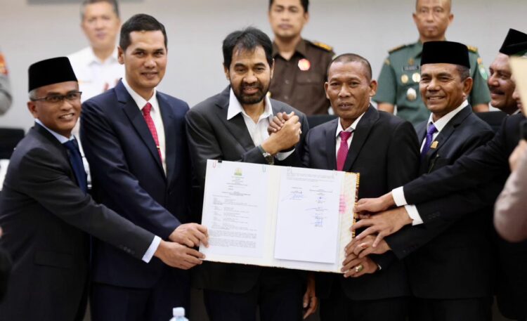 Gubernur Aceh Muzakir Manaf didampingi Sekretaris Daerah Aceh M Nasir SIP MPA bersama Pimpinan DPRA menandatangani Berita Acara Persetujuan Bersama terhadap KUA dan PPAS Aceh Tahun Anggaran 2026 di Ruang Serbaguna DPR Aceh Jumat 14112025 KETIKKABARcom Gubernur Aceh Muzakir Manaf didampingi Sekretaris Daerah Aceh M Nasir SIP MPA bersama Pimpinan DPRA menandatangani Berita Acara Persetujuan Bersama terhadap KUA dan PPAS Aceh Tahun Anggaran 2026 di Ruang Serbaguna DPR Aceh Jumat 14112025