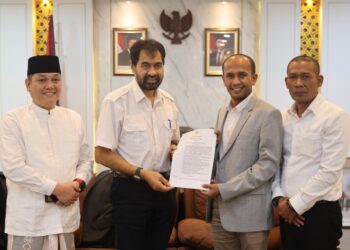 Gubernur Aceh, Muzakir Manaf menyerahkan surat penugasan Juru Bicara Pemerintah Aceh kepada Muhammad MTA, di Ruang Kerja Ketua DPRA, Jum'at, 14 Nov 2025