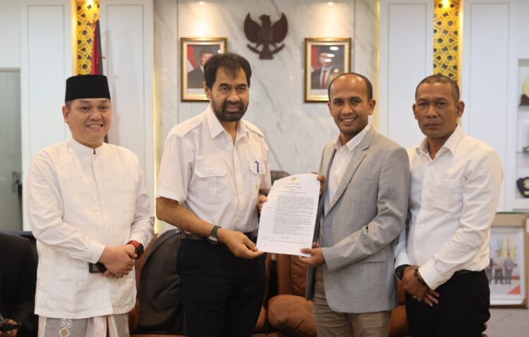 Gubernur Aceh Muzakir Manaf menyerahkan surat penugasan Juru Bicara Pemerintah Aceh kepada Muhammad MTA di Ruang Kerja Ketua DPRA Jumat 14 Nov 2025 KETIKKABARcom Gubernur Aceh Muzakir Manaf menyerahkan surat penugasan Juru Bicara Pemerintah Aceh kepada Muhammad MTA di Ruang Kerja Ketua DPRA Jumat 14 Nov 2025