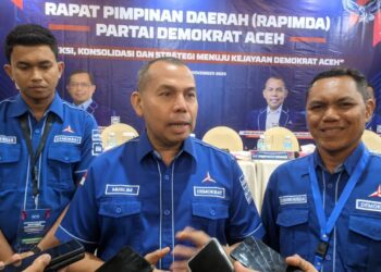 Ketua DPD Partai Demokrat Aceh, Muslim Saleh konferensi pers usai acara Rapimda yang digelar di Hotel Kyriad Muraya, Banda Aceh, pada Sabtu (14/5/2025)./Foto: KETIKKABAR.com/Mirja