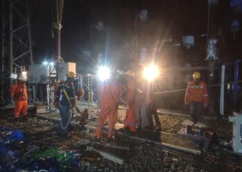 Petugas PLN sedang berjibaku mempercepat penanganan dan penormalan pasokan listrik di Aceh FOTOHumas PLN