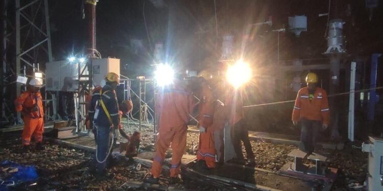 Petugas PLN sedang berjibaku mempercepat penanganan dan penormalan pasokan listrik di Aceh FOTOHumas PLN KETIKKABARcom Petugas PLN sedang berjibaku mempercepat penanganan dan penormalan pasokan listrik di Aceh FOTOHumas PLN