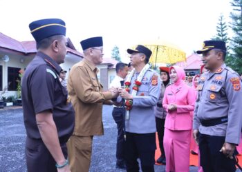 Kapolda Aceh Irjen Pol Drs Marzuki Ali Basyah meletakkan batu pertama pembangunan Lapangan Joging Track Metuah di lingkungan Polres Bener Meriah Senin 17112025