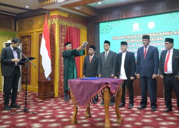 Gubernur Aceh Muzakir Manaf, melakukan pelantikan dan pengambilan sumpah jabatan ketua dan anggota Badan Baitul Mal Aceh periode 2025-2030. Banda Aceh, 17/11/2025