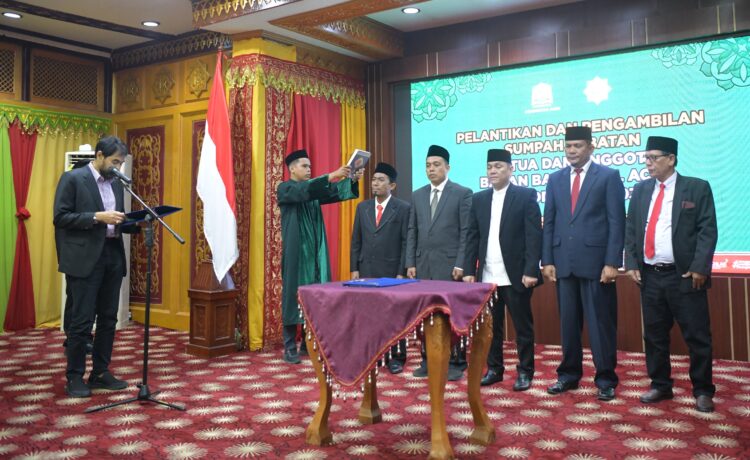 Gubernur Aceh Muzakir Manaf melakukan pelantikan dan pengambilan sumpah jabatan ketua dan anggota Badan Baitul Mal Aceh periode 2025 2030 Banda Aceh 17112025