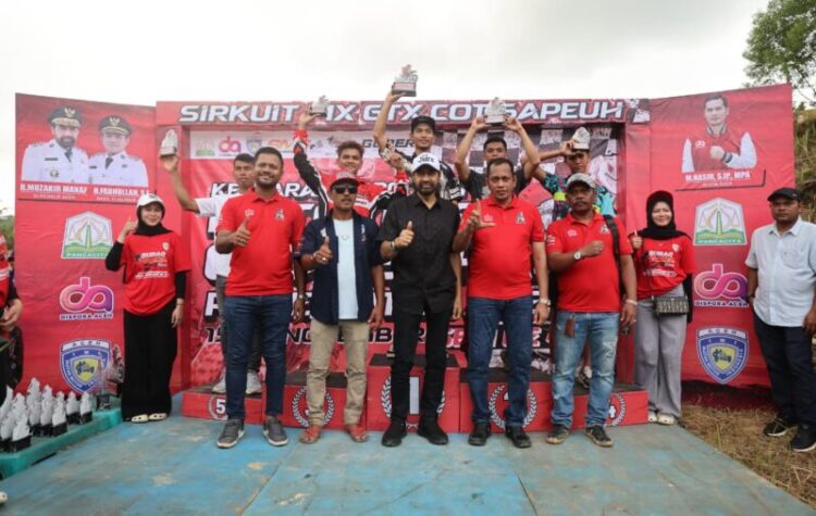 Gubernur Aceh Muzakir Manaf menutup Kejuaraan Provinsi Motocross Grasstrack Pemerintah Aceh Seri ke4 di Sirkuit MX GTX Cot Gapeuh Gampong Meuria Paloh Kecamatan Muara Satu Kota Lhokseumawe Minggu 16112025 KETIKKABARcom Gubernur Aceh Muzakir Manaf menutup Kejuaraan Provinsi Motocross Grasstrack Pemerintah Aceh Seri ke 4 di Sirkuit MX GTX Cot Gapeuh Gampong Meuria Paloh Kecamatan Muara Satu Kota Lhokseumawe Minggu 16112025