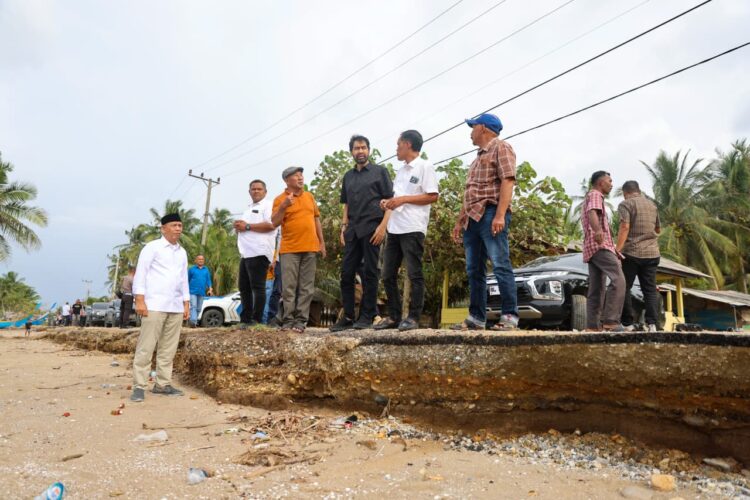 Gubernur Aceh Muzakir Manaf di dampingi Bupati Aceh Utara Ismail A Jalil meninjau langsung kondisi permukiman warga yang tergerus abrasi laut di Gampong Lhok Puuk Kecamatan Seunuddon Kabupaten Aceh Utara Minggu 16112025 KETIKKABARcom Gubernur Aceh Muzakir Manaf di dampingi Bupati Aceh Utara Ismail A Jalil meninjau langsung kondisi permukiman warga yang tergerus abrasi laut di Gampong Lhok Puuk Kecamatan Seunuddon Kabupaten Aceh Utara Minggu 16112025
