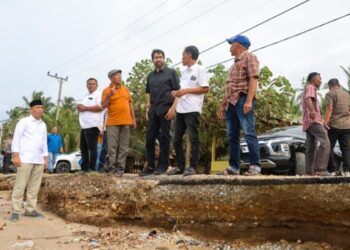 Gubernur Aceh Muzakir Manaf di dampingi Bupati Aceh Utara Ismail A. Jalil meninjau langsung kondisi permukiman warga yang tergerus abrasi laut di Gampong Lhok Puuk, Kecamatan Seunuddon, Kabupaten Aceh Utara, Minggu (16/11/2025).