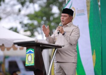Bupati Aceh Besar H. Muharram Idris menyampaikan sambutan dan sekaligus membuka Pameran Pembangunan dan Expo UMKM di Lapangan Bungong Jeumpa, Kota Jantho, Senin (17/11/2025). FOTO/PROKOPIM ACEH BESAR