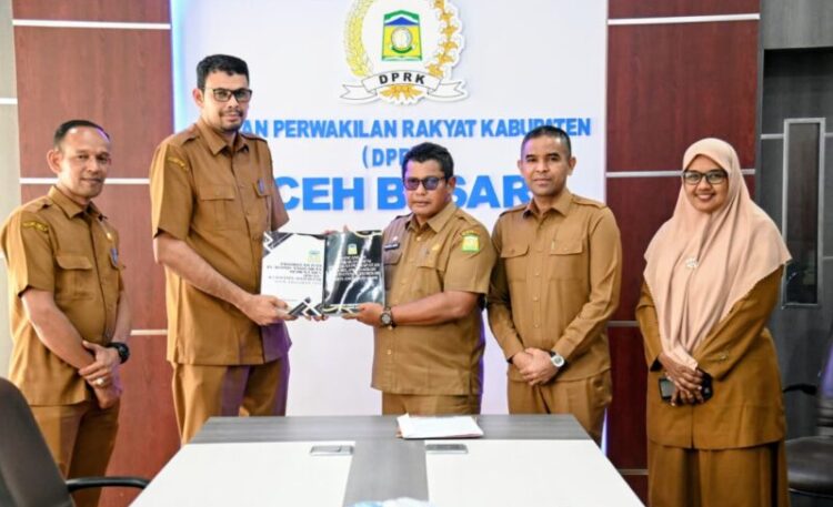 Sekda Aceh Besar Bahrul Jamil SSos MSi menyerahkan KUA dan Rancangan PPAS kepada Sekwan DPRK Aceh Besar Fata Muhammad SPdI MM di Ruang Rapat DPRK Aceh Besar Kota Jantho Selasa 18112025 FOTO MC ACEH BESAR KETIKKABARcom Sekda Aceh Besar Bahrul Jamil SSos MSi menyerahkan KUA dan Rancangan PPAS kepada Sekwan DPRK Aceh Besar Fata Muhammad SPdI MM di Ruang Rapat DPRK Aceh Besar Kota Jantho Selasa 18112025 FOTO MC ACEH BESAR