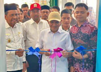 Wakil Gubernur Aceh, Fadhlullah, S.E., meresmikan penggunaan Dapur MBG SPPG di Gampong Muenasah Krung, Kecamatan Ulim, Kabupaten Pidie Jaya, Rabu (19/11/2025).